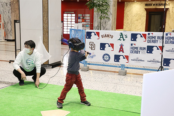 「MLB Home Run Derby VR」（HRDVR）の体験の様子