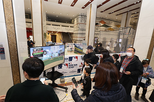 「MLB Home Run Derby VR」（HRDVR）の体験の様子