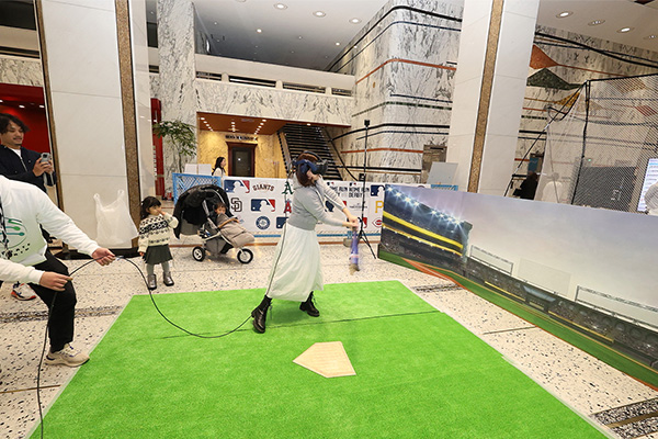 「MLB Home Run Derby VR」（HRDVR）の体験の様子