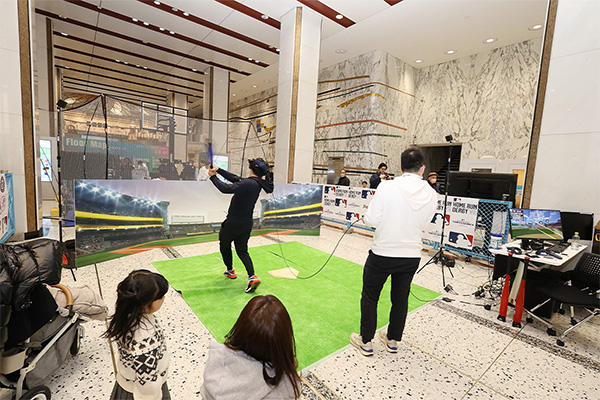 「MLB Home Run Derby VR」（HRDVR）の体験の様子