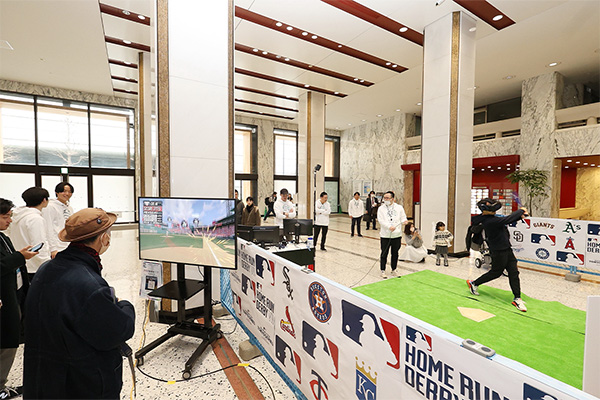 「MLB Home Run Derby VR」（HRDVR）の体験の様子