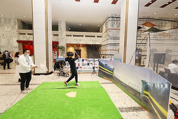 「MLB Home Run Derby VR」（HRDVR）の体験の様子