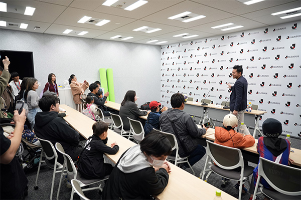 Ｊリーグのオフィスツアーの様子