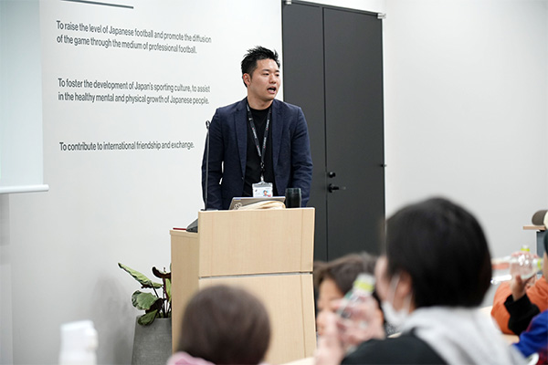 Ｊリーグのオフィスツアーの様子