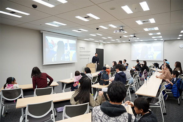 Ｊリーグのオフィスツアーの様子