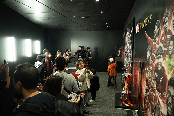 Ｊリーグのオフィスツアーの様子