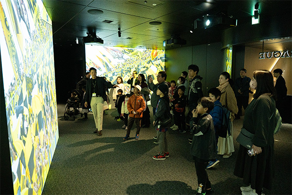 Ｊリーグのオフィスツアーの様子