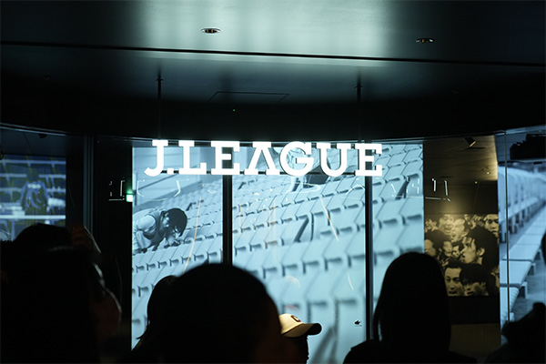 Ｊリーグのオフィスツアーの様子