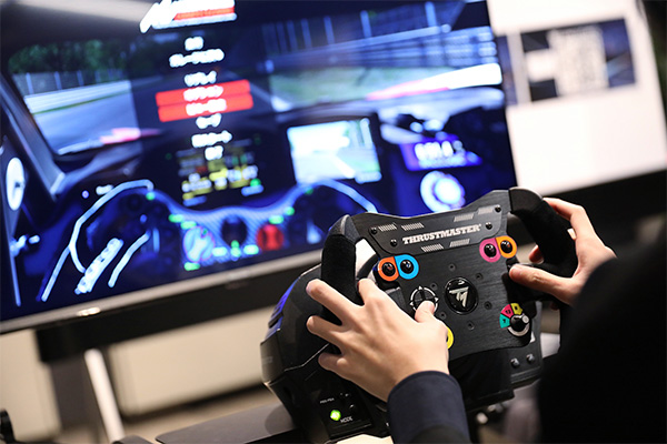 カーシミュレーション体験の様子