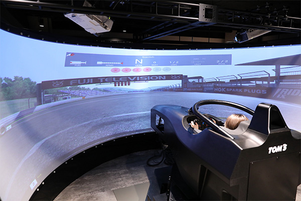 カーシミュレーション体験の様子