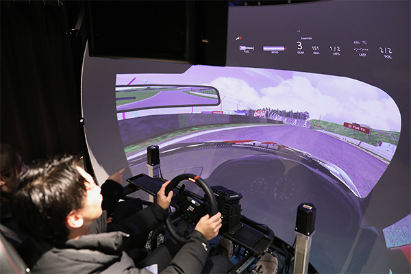 カーシミュレーション体験の様子