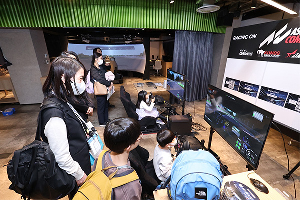 カーシミュレーション体験の様子