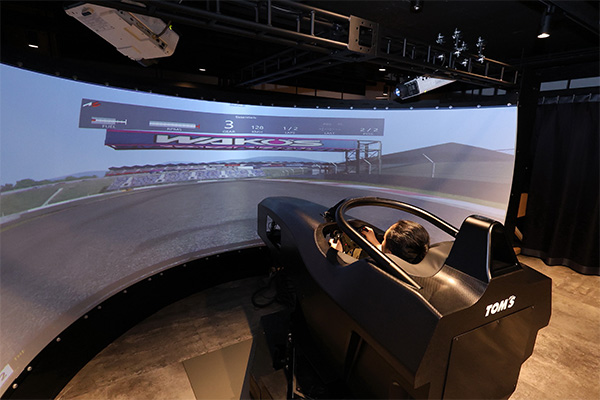 カーシミュレーション体験の様子